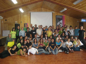 El Grupo de participantes en el encuentro junto a los ponentes de la Fundación Maite León